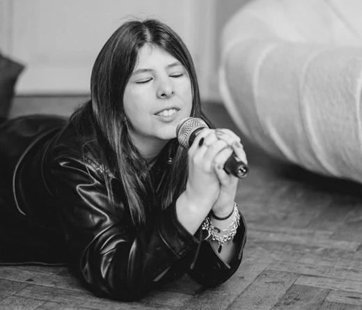 Lupe Cortés - Lupe Cortés lanza su primer sencillo "Dentro de mí"