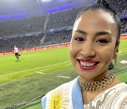 Flor Paz - Flor paz interpret el Himno en la previa de Argentina