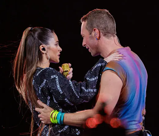 Tini Stoessel - Tini cant junto a Coldplay 