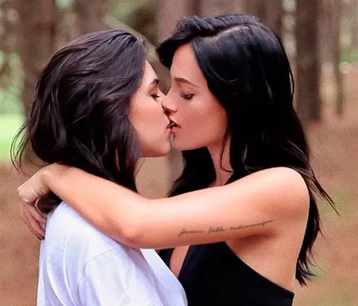 Oriana Sabatini - Oriana Sabatini a los besos con una chica