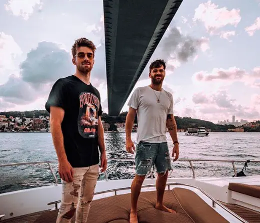 The Chainsmokers presenta junto a Emily Warren su nuevo video  Side Effects. 