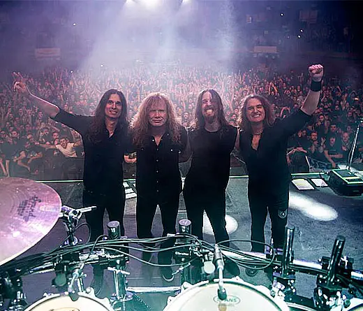 MTL - Apualan a un hombre en el show de Megadeth 