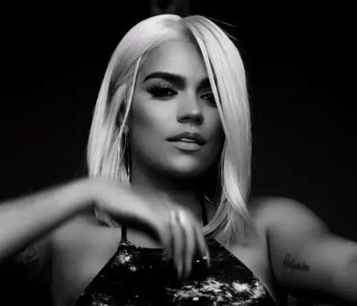 Filmado en blanco y negro, Karol G se luce  en Culpables, su nuevo video junto a Anuel Aa.