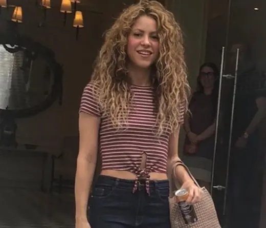 Shakira - Shakira embobada con una nia
