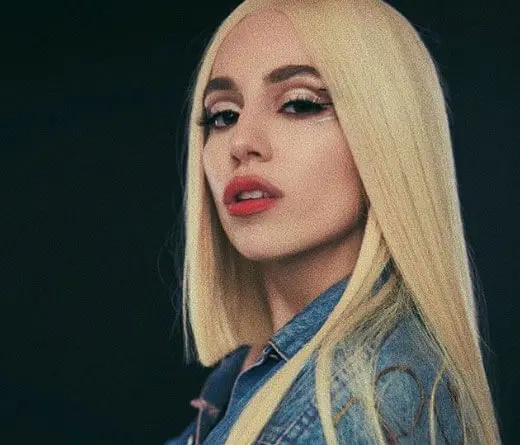 La cantante estadounidense Ava Max presenta la cancin On Somebody.