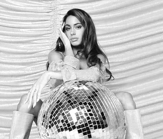 Tini Stoessel - Tini presenta la balada Carne y hueso