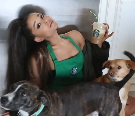 CMTV.com.ar - Ariana Grande sacar una bebida con Starbucks