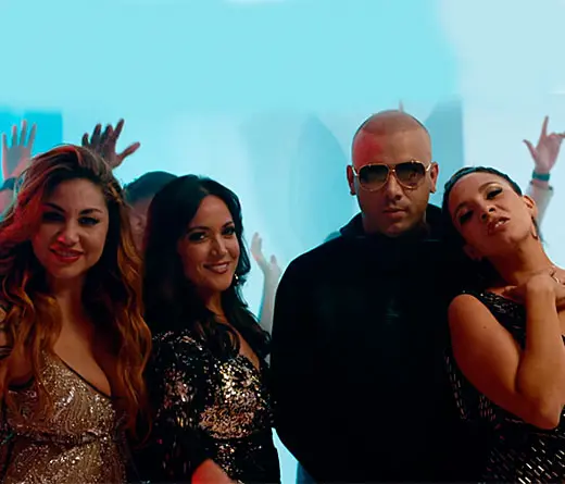 Las bandanas se divierten rodeadas de bombones y  reggaetonean con Wisin en su video 