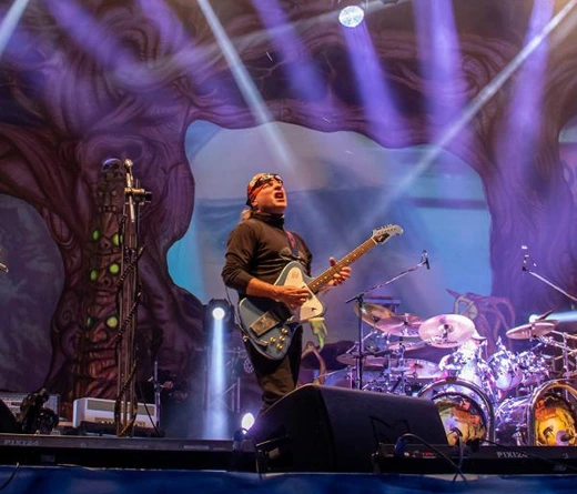 La banda argentina de rock brind un inolvidable show de casi tres horas a orillas del Canal de Beagle. Te contamos los detalles de un recital pico que quedar en la historia de la banda y del rock nacional