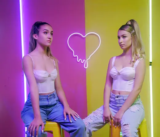 El do adolescente de hermanas presentan su nuevo video