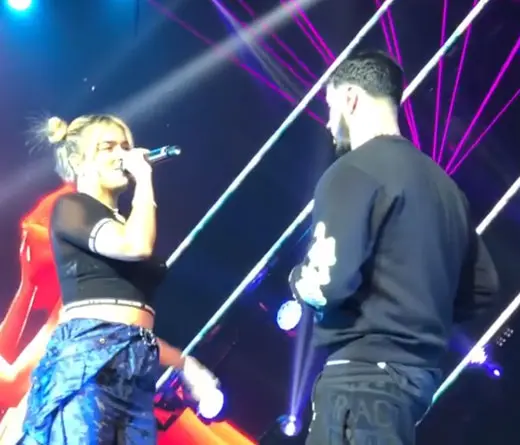 Mir el beso apasionado que se dieron  Karol G y Anuel AA en pleno show.