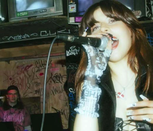 La cantante argentina de msica urbana present "Crazy" junto a Liapsis, una cancin en donde explora nuevamente las  sonoridades del hyperpop, haciendo crecer su universo musical