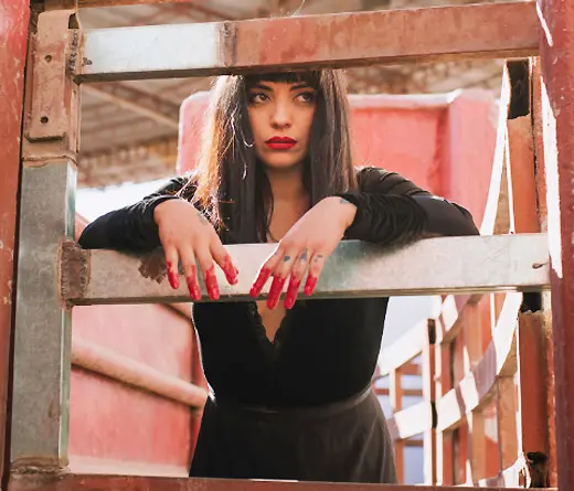 Mon Laferte - Mon Laferte estrena el video de Se Me Va A Quemar El Corazn