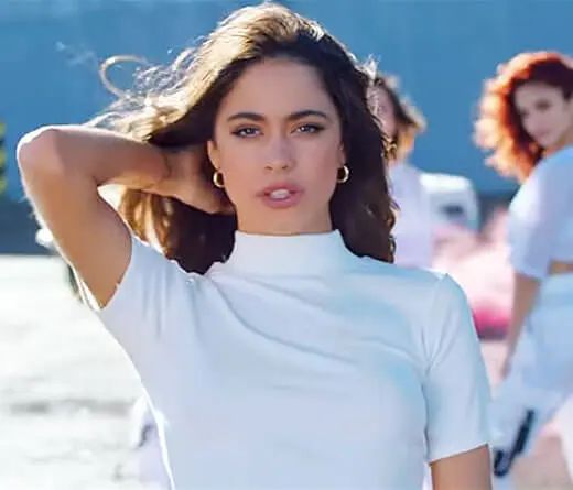 Tini se divierte con amigas en el video de su nueva cancin Sultate El Pelo.