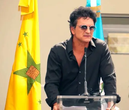 Ricardo Arjona - Ricardo Arjona inaugura otra escuela