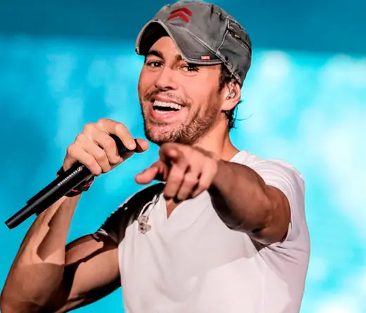 Enrique Iglesias - Enrique Iglesias mira el partido con sus mellizos