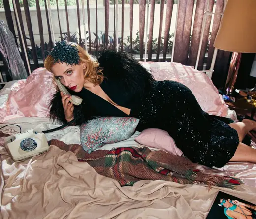 La nueva cancin se llama Maquillada en la cama es el primer single del disco solista de Juliana Gattas, que nos presenta su nuevo universo sonoro y visual, con reminiscencias pop y disco