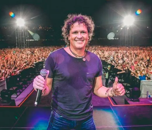 Carlos Vives - Fan besa a Carlos Vives