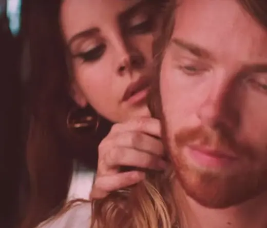 Lana Del Rey hace de todo para reconquistar a su chico en 