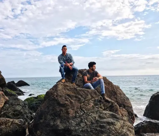 Playas, surf, chicas y la dupla de Joey Montana y Sebastin Yatra en Suena El Dembow. Mir el video: