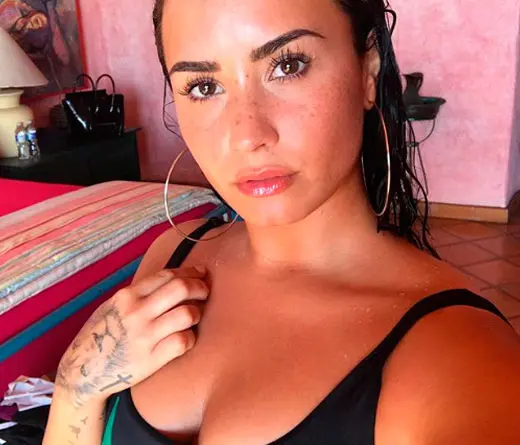 Demi Lovato muy ntima: muestra sus curvas y estren un video muy especial.