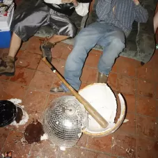 Seven Kayne - HACE QUE TE EXTRA�E - SINGLE